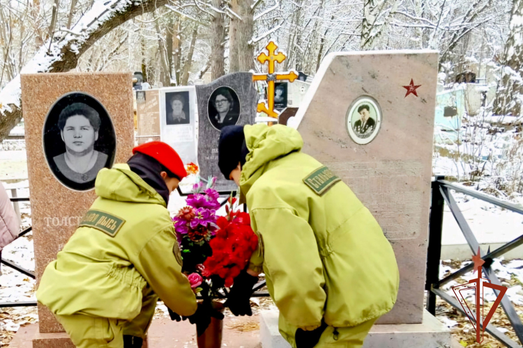 Воспитанники Росгвардии привели в порядок места захоронения участников Великой Отечественной войны 