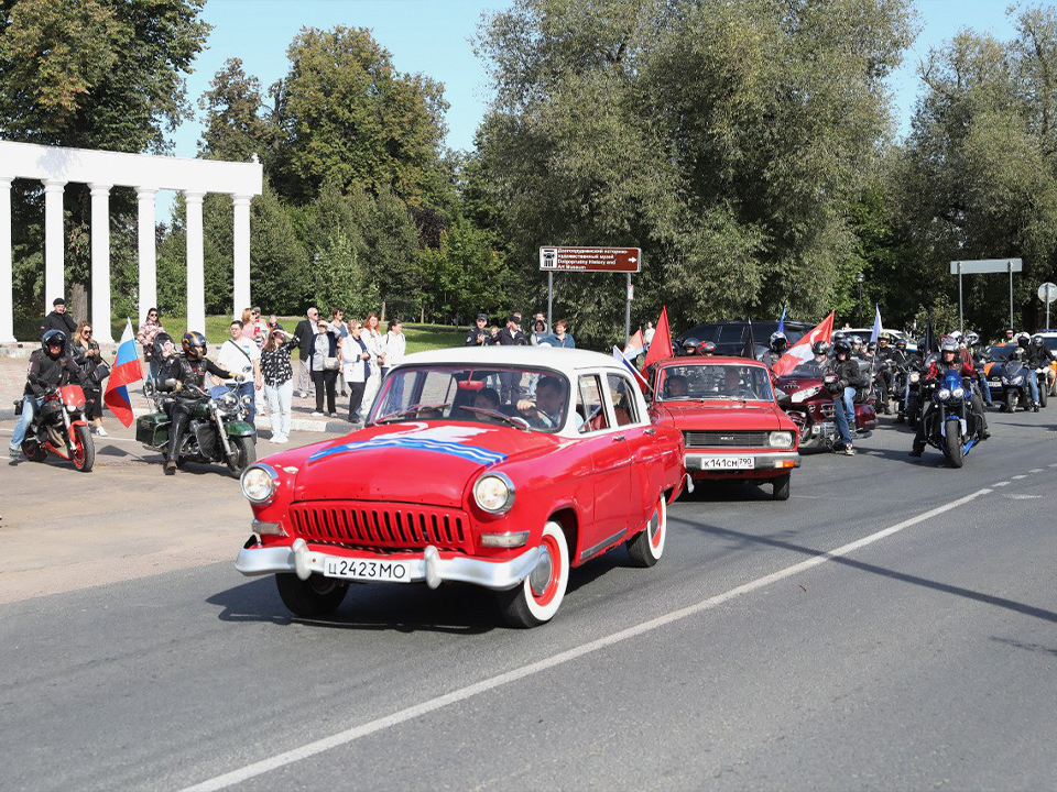 Винтажные автомобили и современные байки украсили День города в Долгопрудном