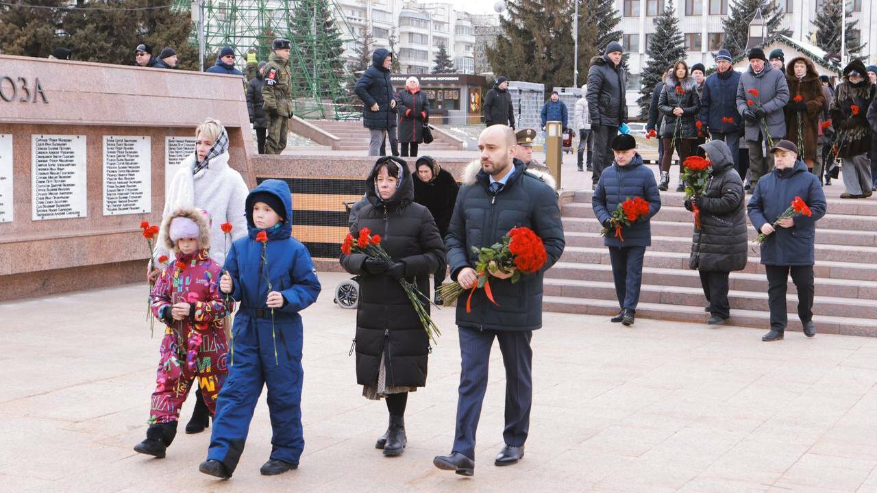 Сегодня, 9 декабря, в Самаре на площади Славы п...