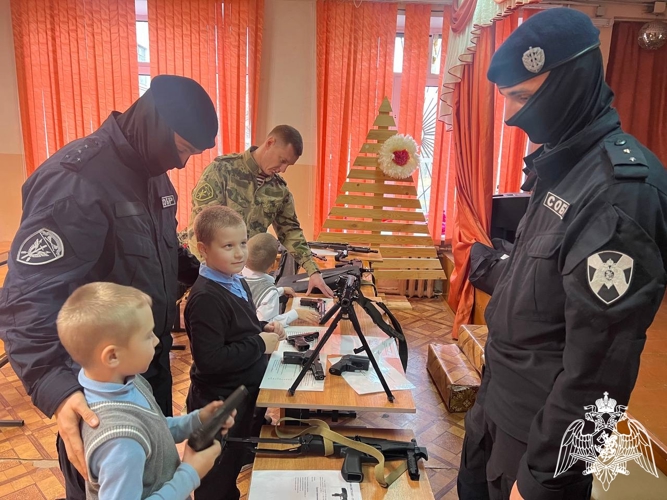 Ивановские школьники продолжают знакомство с подразделениями Росгвардии региона