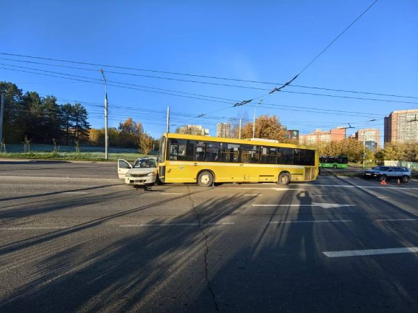 В Иркутске пьяный автомобилист врезался в пассажирский автобус