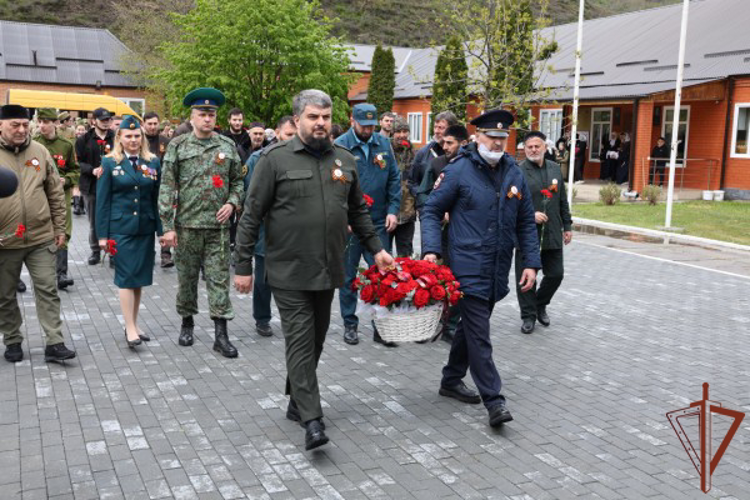В Чеченской Республике военнослужащие ОГВ(с) почтили память героев Великой Отечественной войны