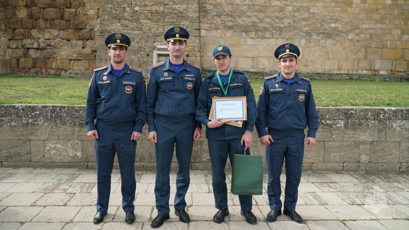 Дагестанские пожарные покорили высоту Цитадели Нарын-Кала