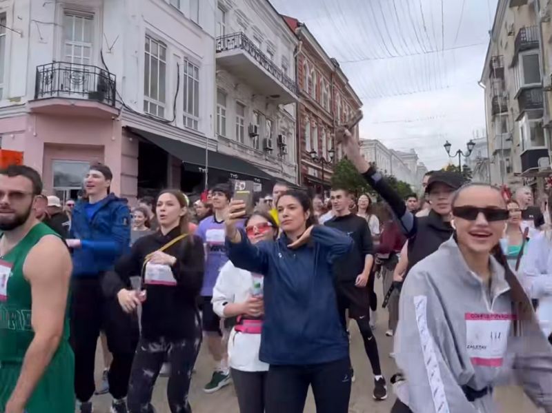 Более 300 ростовчан вышли на массовый забег по центру города