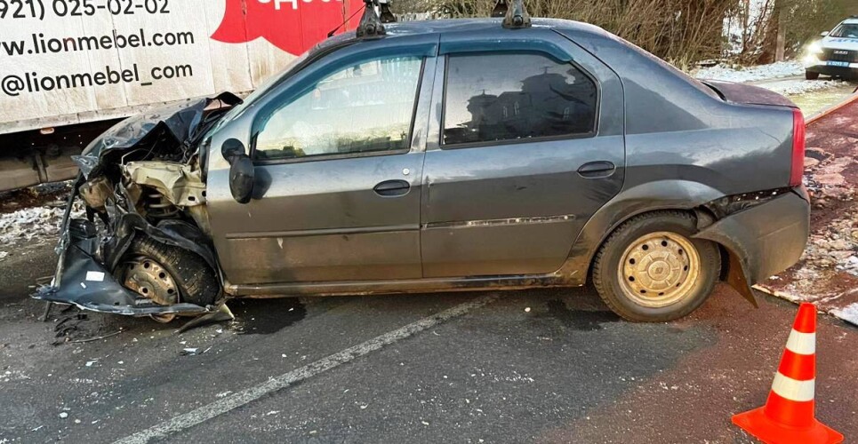 Водитель «Рено» пострадал в столкновении под Боровичами