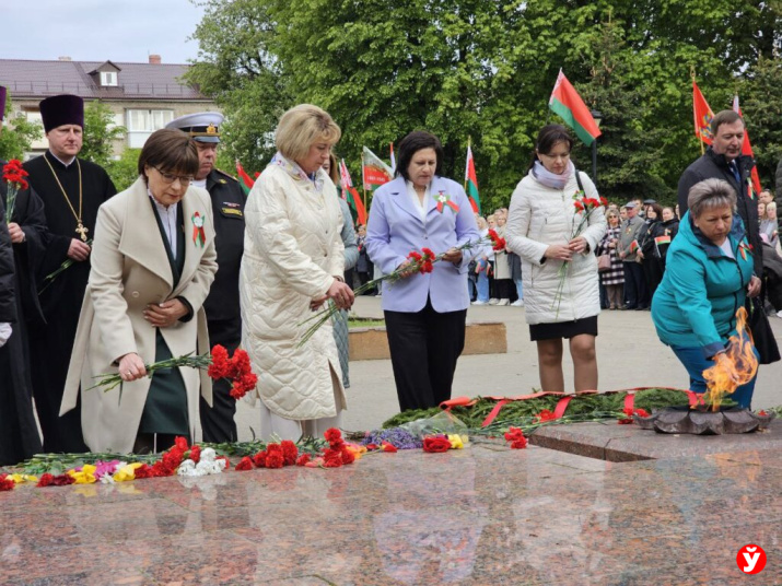 Глава Думы Артёмовского ГО Н.Волкова и руководитель аппарата Думы М.Мироненко(в центре) возлагают цветы к вечному огню на Аллее Славы