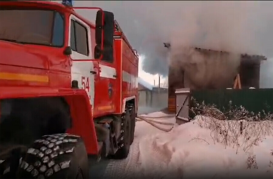 Гараж с автомобилем тушили в Февральске видео