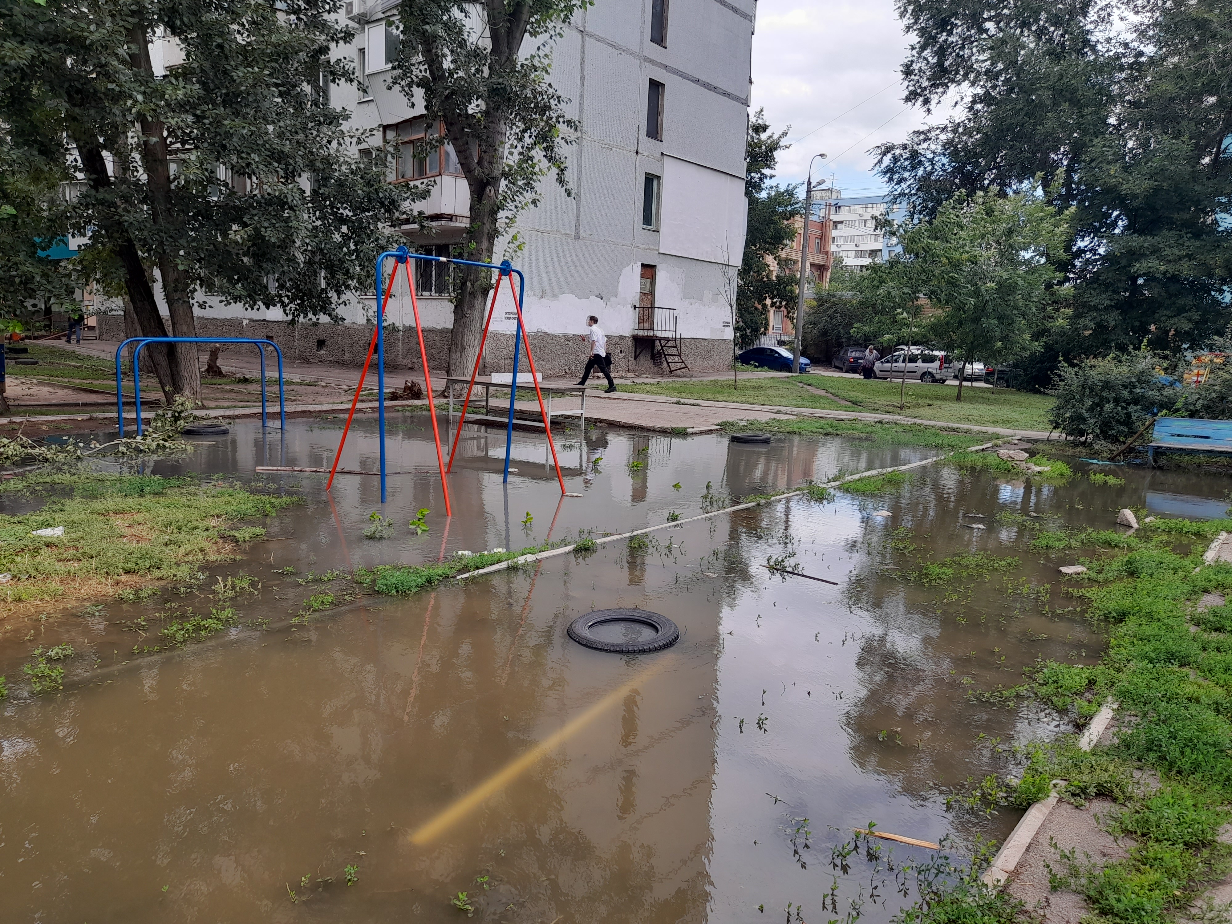 Коммунальная площадка. Вода на улице. Лужа. Потоп. Затопленные улицы.