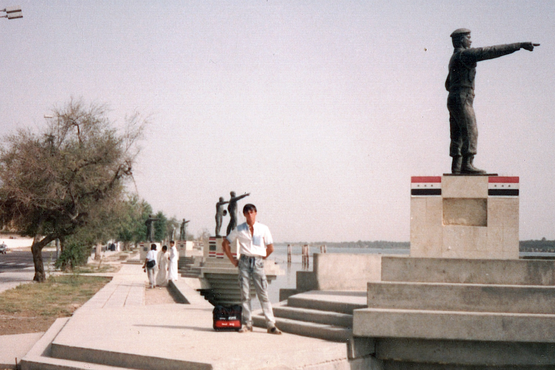 «На набережной Евфрата стоят памятники национальным героям Ирака. Как нам сказали, все они показывают рукой в сторону Ирана, предупреждая, что враг там.»