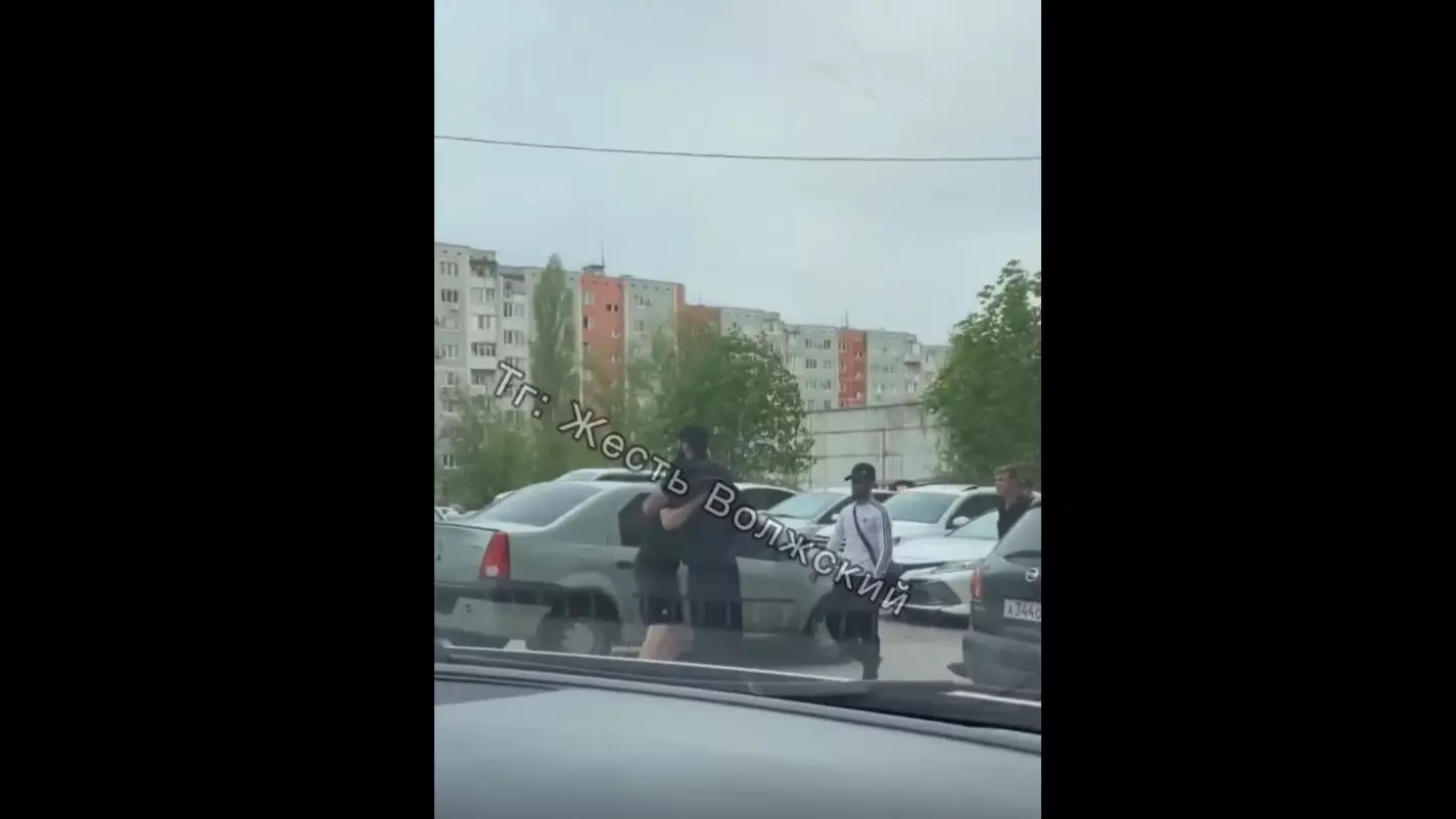 В питере толпой избили кавказцев. Кавказцы избили мужчину с ребенком. Драка в москве вчера вечером. В волгограде четверо неизвестных избили молодого парня. В волгограде четверо неизвестных избили молодого парня.
