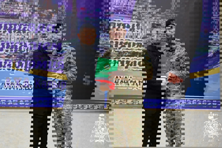 В Грозном сотрудникам Росгвардии вручили благодарственные письма МинНацИнформа 