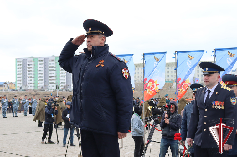 В Якутске на площади Победы возложили цветы к монументу «Воинам-победителям»