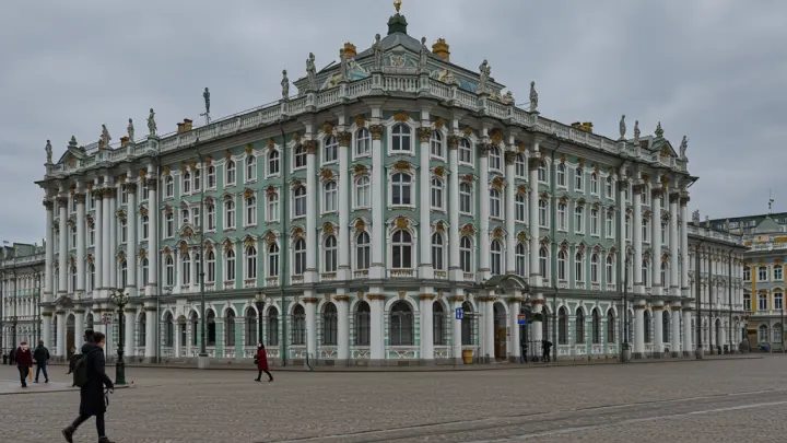 Ограбление Лувра заставило власти убрать стройку от Эрмитажа —но теперь её переносят к Леонардо