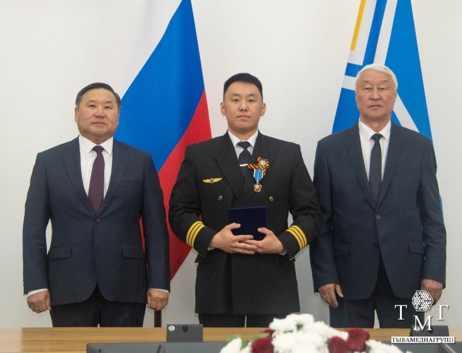 Тыва. Пилот Айдын Санчай вместе с командиром самолета посадили самолет практически "вслепую"