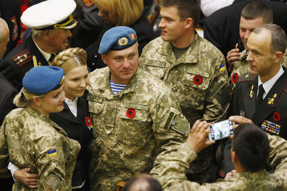 Юлия Тимошенко (третья слева) позирует для фотографии во время торжественного заседания парламента в Киеве, Украина, 8 мая 2015 года