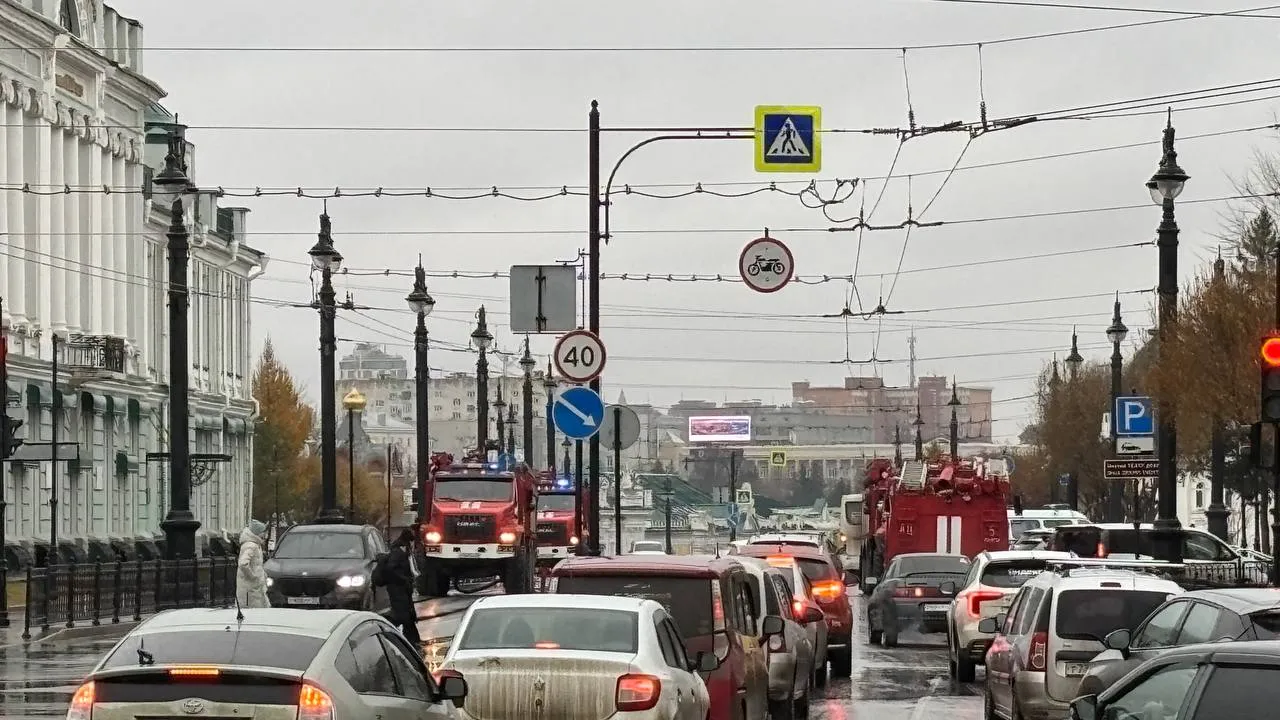 В центре Омска образовалась пробка из-за пожарных машин