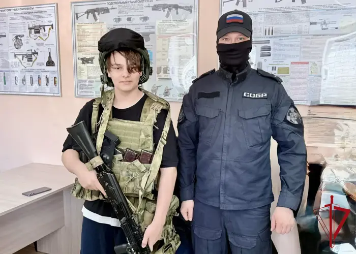 Спецназ провел тематическую экскурсию для школьников в Биробиджане