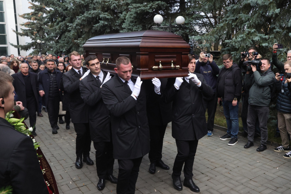 Церемония прощания с телеведущим Юрием Николаевым на Троекуровском кладбище в Москве