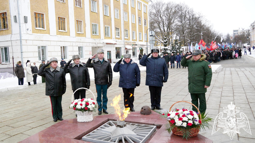 В Кирове в День защитника Отечества сотрудники и военнослужащие Росгвардии возложили цветы к Вечному огню