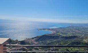 Трёхуровневый дом с потрясающим видом на море и окрестности, Кастельмола, Сицилия, Италия за 599 000 €