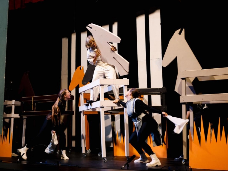 Омский ТЮЗ покажет «Холстомера» — притчу о ценности любви в эпоху потребления