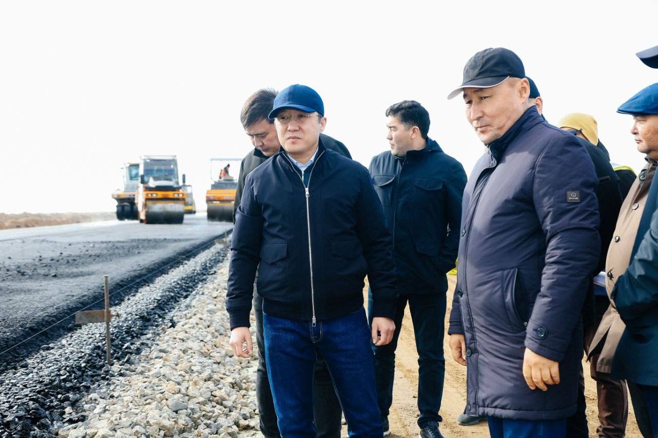 Границы казахстана. Машина на трассе. Караузек пункт пропуска астрахань. Астрахань атырау. Астраханская граница с казахстаном.