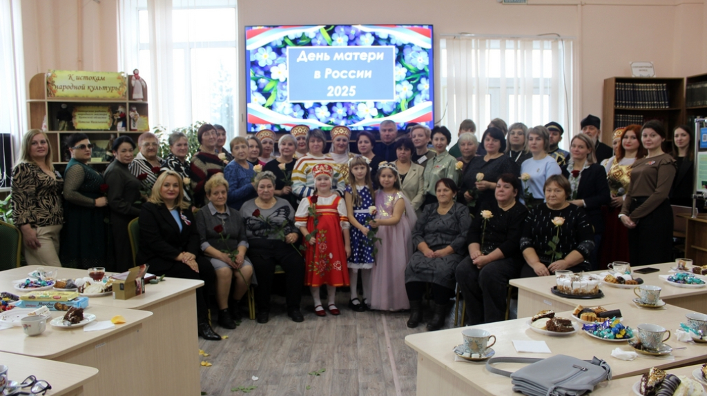 Матерей военнослужащих СВО поздравили в Почепе ко Дню матери