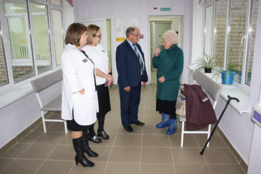 Глава Камышинского района Алексей Самсонов приехал в отремонтированную поликлинику в Петровом Вале