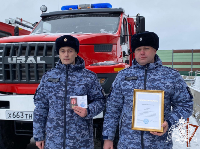 Глава МЧС России Александр Куренков наградил сотрудников Росгвардии за спасение ребенка на пожаре в Твери