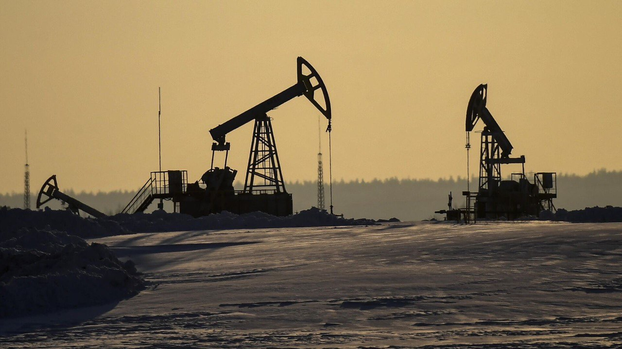Экономика России будет расти, а экспорт нефти не пострадает от потолка цен, — IMF
