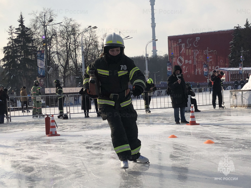 Пожарно-спасательный флешмоб состоялся на территории ВДНХ под эгидой МЧС России