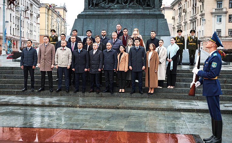 Делегаты парламентов стран Содружества в память о героях — уроженцах и защитниках Беларуси возложили цветы к монументу Победы в Минске