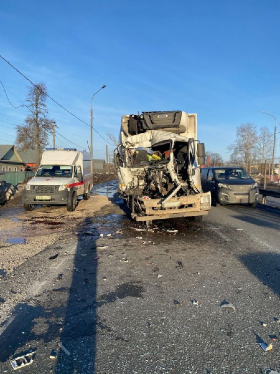 Во Владимирской области автомобиль врезался в фуру