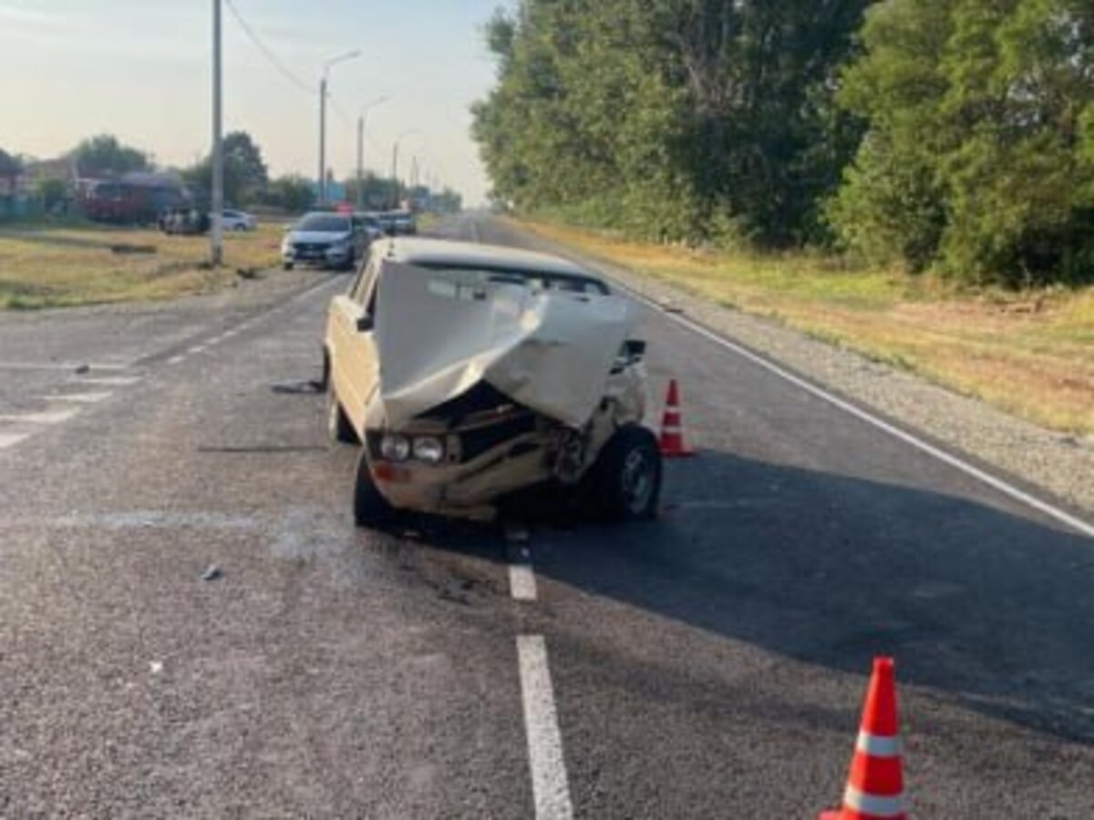 В Адыгее пенсионер попал в больницу, врезавшись на ВАЗе в иномарку