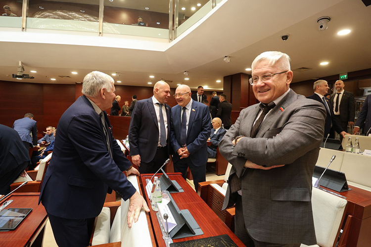 «Он очень проработан. Квалифицированный. Команда хорошая, — хвалил документ Сафин. — Небольшой дефицит в 17 миллиардов [рублей] у нас, но источники его покрытия уже определены»