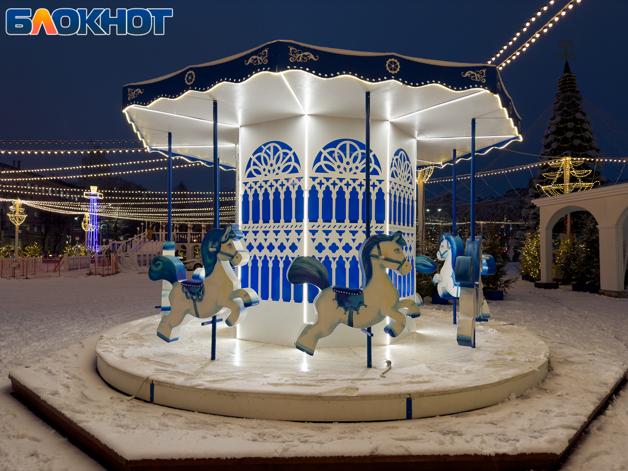 елка воронеж 2022 на площади. площадь ленина воронеж новый год 2023. верхушка на елку. новогодняя елка на площади в воронеже. новый год на площади.