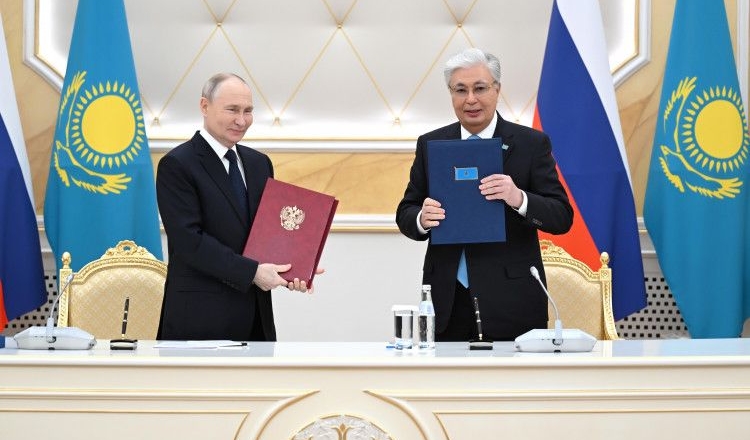 Президент России Владимир Путин и президент Казахстана Касым-Жомарт Токаев