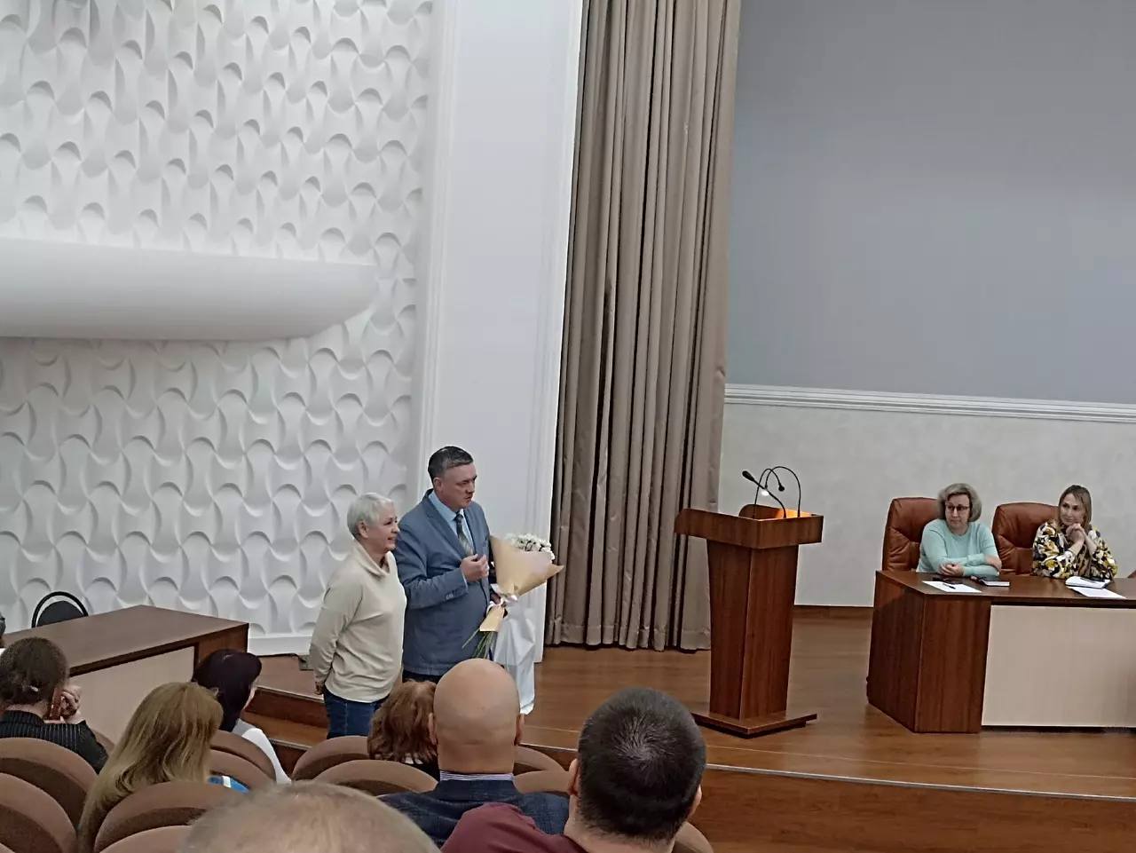 Начальник отдела благоустройства, озеленения, транспорта и районной административно-технической инспекции Светлана Чудакова покинула администрацию Советского района Новосибирска после 10 лет работы.