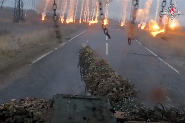 Танк т-90 владимир. Загрузка снарядов в танк т72. Танк т-90 владимир. Т 90 экипаж. Танк т90.