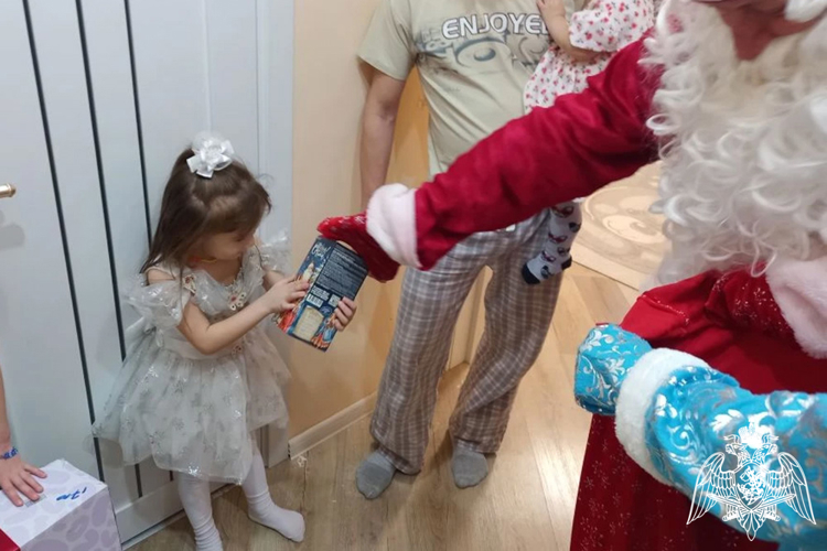 Дед Мороз специального назначения вручил новогодний подарок школьнице из Краснодара