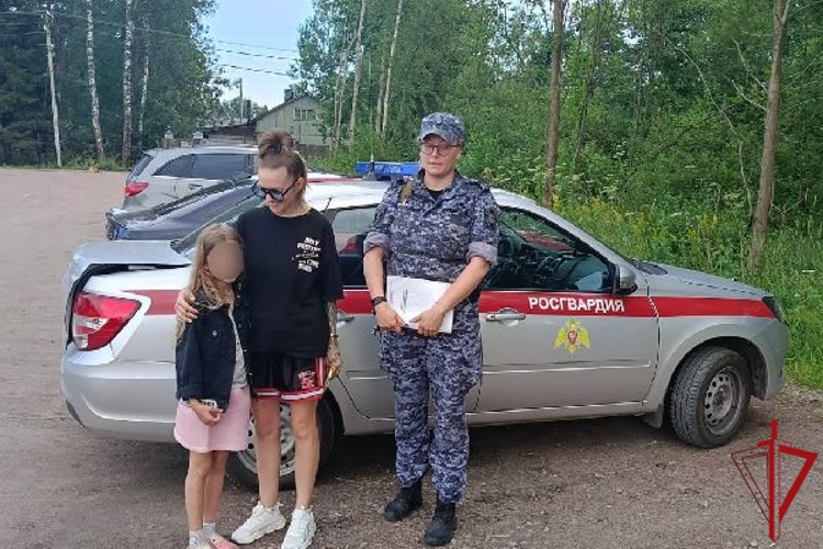 Во Всеволожске сотрудники Росгвардии разыскали и вернули матери 7-летнюю дочь, в одиночку ушедшую из дома