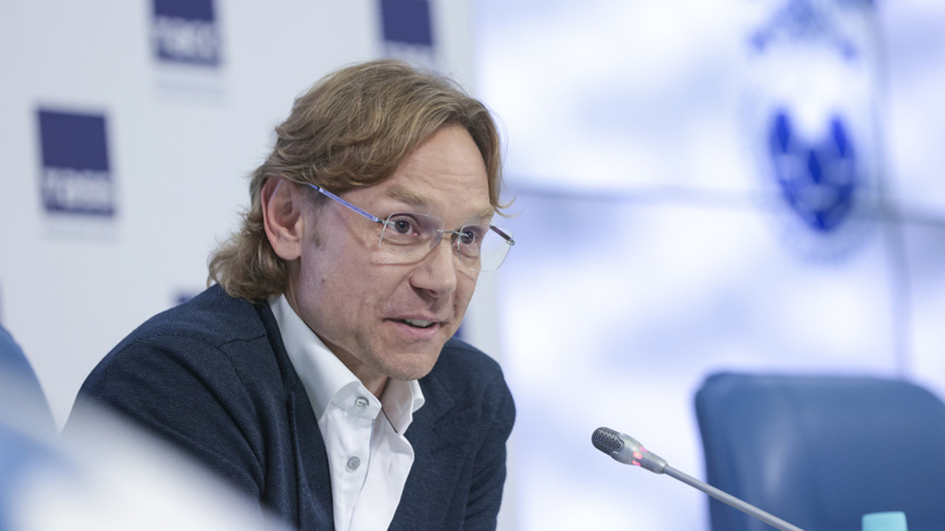 Футбольный тренер. Кого вызвал карпин в сборную. Главный тренер по футболу. Кого вызвал карпин в сборную. Кого вызвал карпин в сборную.