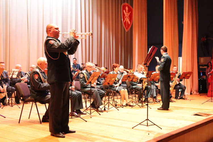 В Хабаровске росгвардейцы поздравили женщин-коллег с наступающим праздником 8 марта 