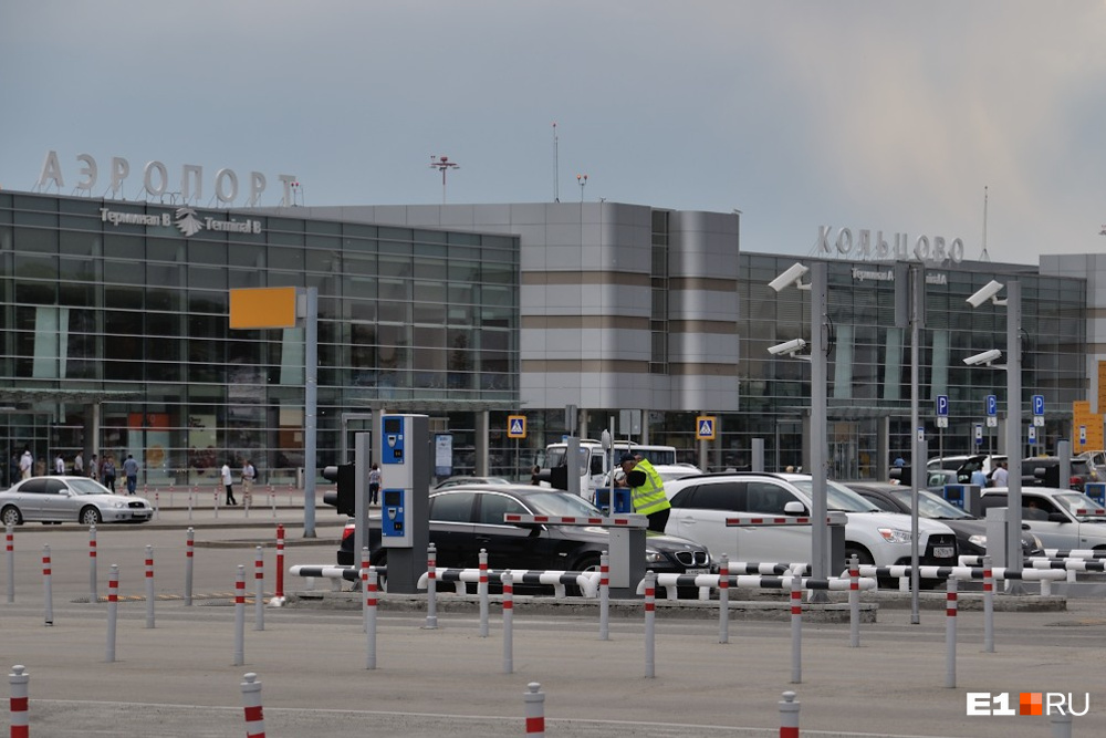 Парковка кольцово. Стоянка в аэропорту Кольцово. Автостоянка в Кольцово Екатеринбург аэропорт. Стоянка 2 аэропорт Кольцово Екатеринбург. Стоянка в аэропорту Кольцово Екатеринбург.