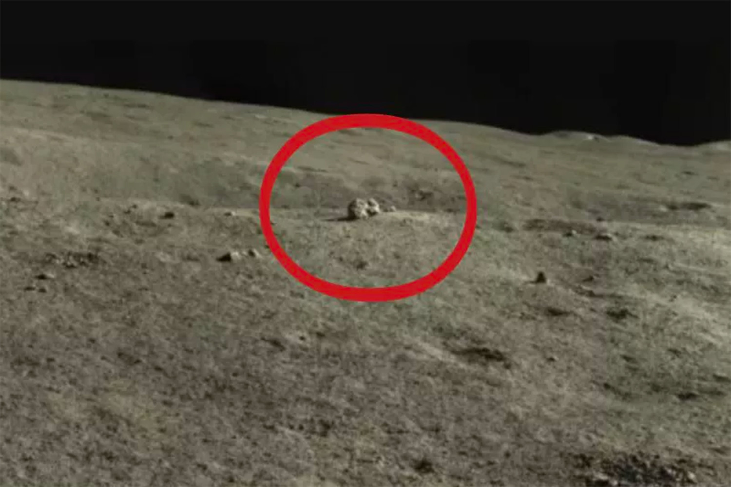 Человек который впервые оказался на поверхности луны. Китайский Луноход обнаружил хижину на обратной стороне Луны. Луноход Юйту-2. Дом на Луне китайский Луноход. Китайский Луноход на обратной стороне Луны.