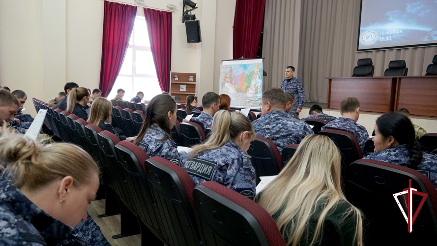 В Южно-Сахалинске росгвардейцы поддержали акцию «Географический диктант-2024» 