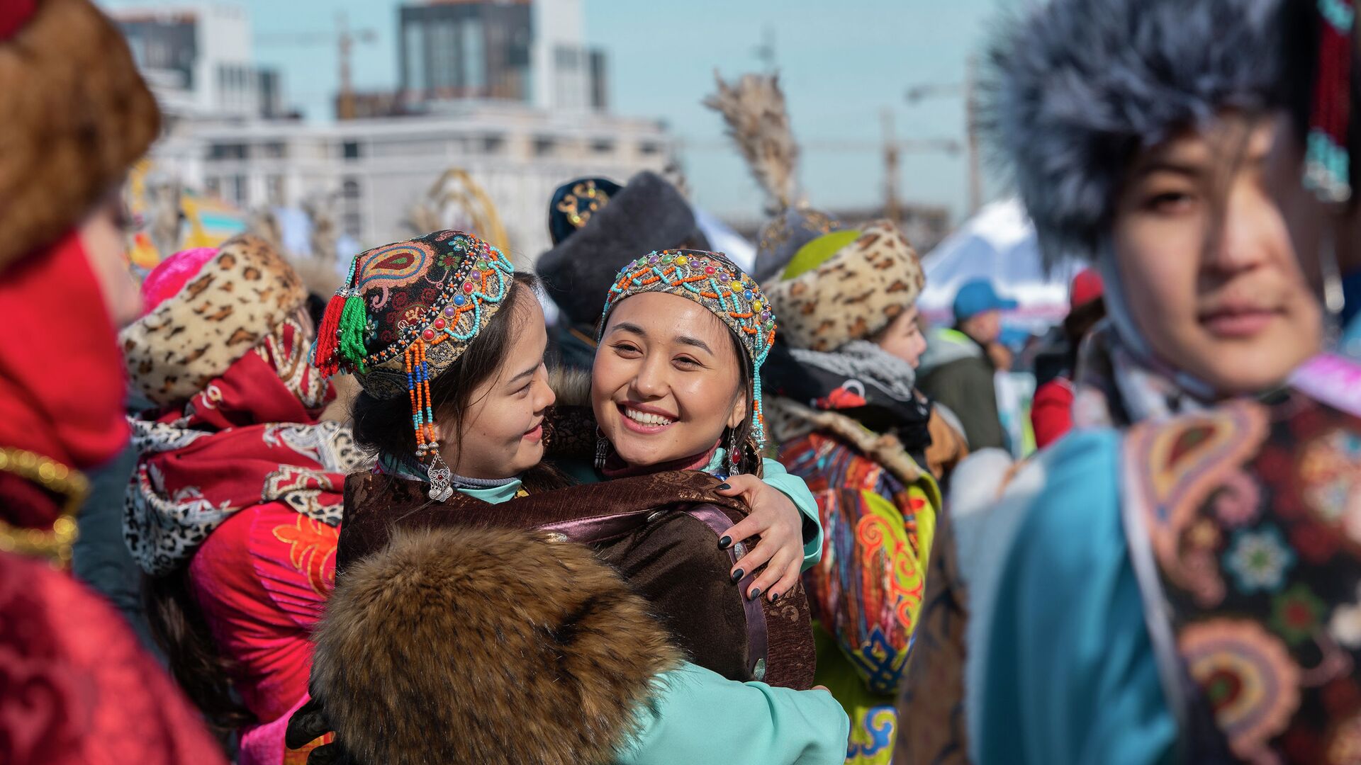 Девушки поздравляют друг друга с Наурызом - Sputnik Казахстан, 1920, 14.03.2024