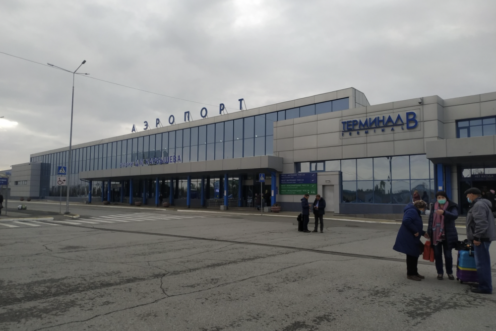 Аэропорт омск терминалы. Международный аэропорт Омск Центральный имени д.м Карбышева. Аэропорт Карбышева Омск. Аэропорт Омск самолёты. Омский аэропорт терминал