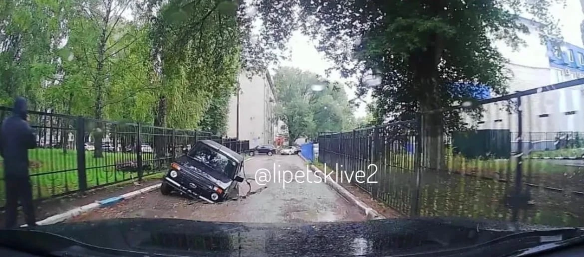 В центре липецка провалился гелик. Дождь на улице в машине.