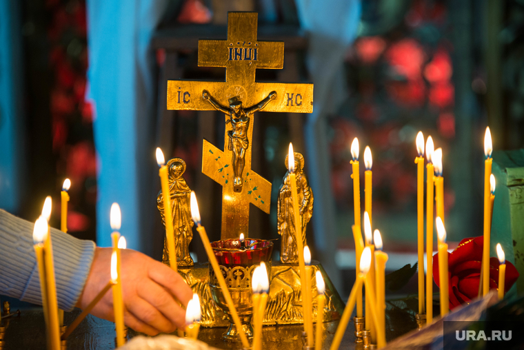 Храм Николая Чудотворца в Быньгах Свердловской области., рождество, христианство, церковная служба, ставит свечку, обряд, традиции, религия, православие